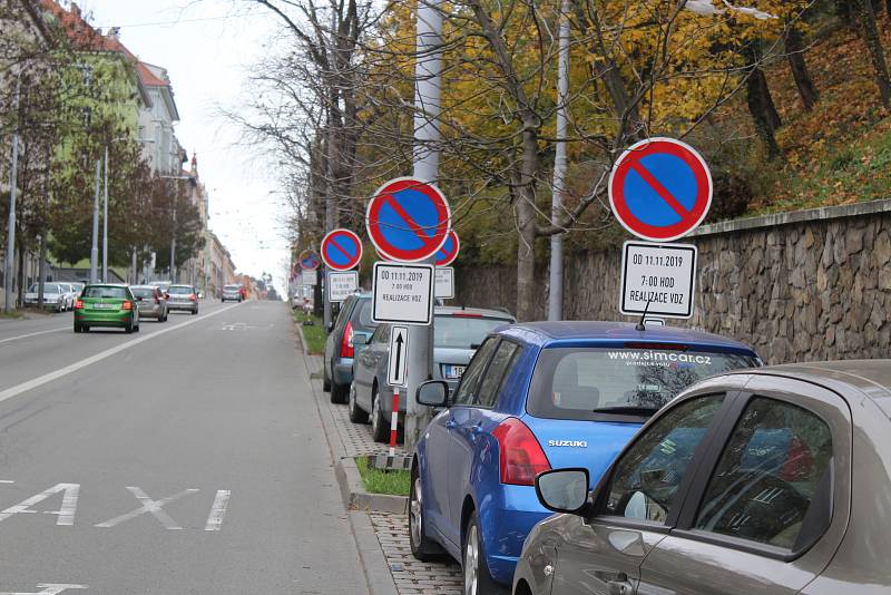 Les dopravních značek vyrostl na brněnské ulici Úvoz. Přes čtyřicet značek tam upozorňuje na zákaz parkování od 11. listopadu, v ulici totiž vzniknou modré parkovací zóny.