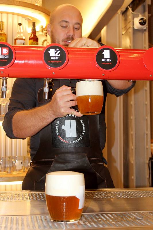 V brněnské Poštovské ulici v pátek slavnostně otevřeli pivovar Harry.
