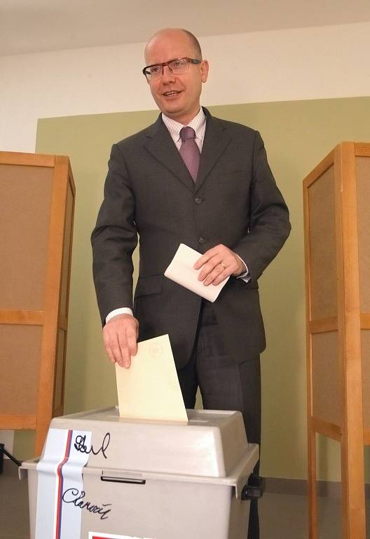 Občanský demokrat Petr Fiala volil ve tři hodiny odpoledne v Brně. Ve stejný čas přišel do volební místnosti ve Slavkově u Brně na Vyškovsku předseda sociální demokracie Bohuslav Sobotka.