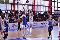 Basketbalistky brněnských Žabin (v bílém) se po úterní výhře nad Chomutovem ujaly v semifinálové sérii vedení.