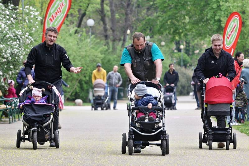 Brněnský park Lužánky v neděli zaplnili rodiče závodící s kočárky.
