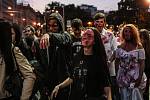 Zombie Walk Brno. Centrem města se převalila zhruba stovka nemrtvých. Převlékání a děsivý makeup některým účastníkům pochodu zabral téměř celý den.