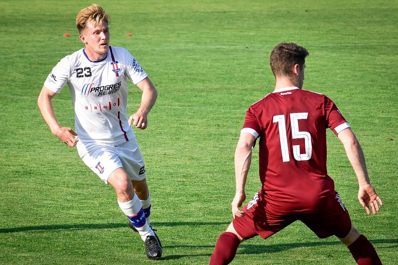 Líšeňští fotbalisté (v bílém) porazili rezervu pražské Sparty 1:0.