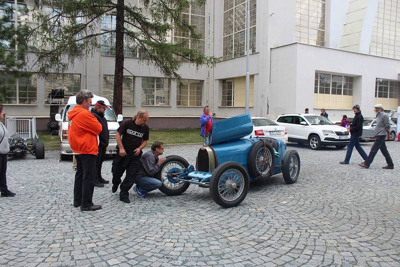 Brněnské výstaviště zaplnila historická auta i motorky. Návštěvníci je mohli vidět při druhém ročníku Brno Revival festival rychlosti mezi pavilony.