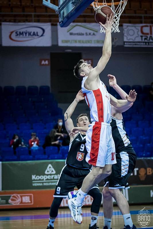 Brněnští basketbalisté (v bílém) si před zápasy proti Nymburku poradili s Hradcem Králové.