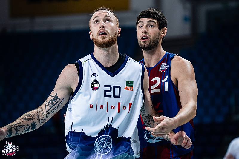 Basketbalisté Brna (na snímku v bílých dresech) prohráli v polském Štětíne oba duely. Domácímu týmu podlehli 78:87.