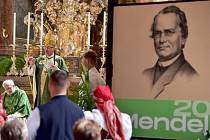 Slavnostní mší za účasti arcibiskupa pražského a metropolity českého Jana Graubnera (druhý zleva) začal 17. července 2022 týden oslav u příležitosti 200. výročí narození Gregora Johanna Mendela.