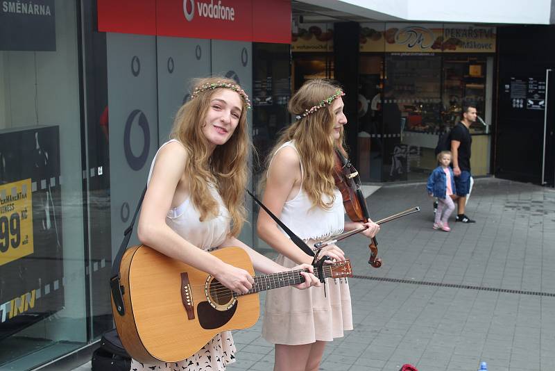 Umělci v Brně hráli na autech, balkónech, rikšách i na ulici. Součástí festivalu Maraton hudby byl i busking