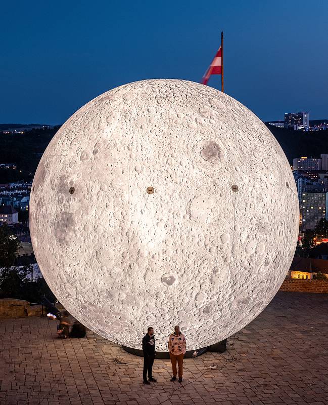 Nafukovacího Měsíce a Země se už lidé v Brně dotknout mohli. Nyní je čeká Mars.