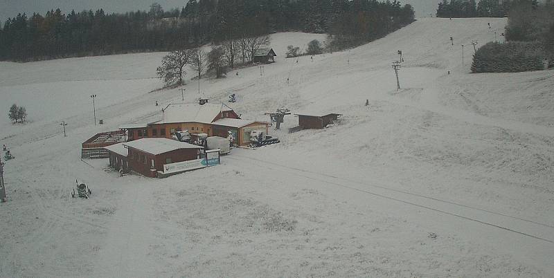 Slabá sněhová pokrývka svítila, jak prozradily web kamery, například v obou ski areálech na Blanensku. V Olešnici (na snímku) i v Hodoníně u Kunštátu.