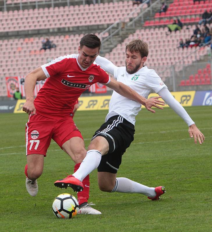 Fotbalisté Zbrojovky Brno (v červeném) uhráli s Karvinou jen bezbrankovou remízu.