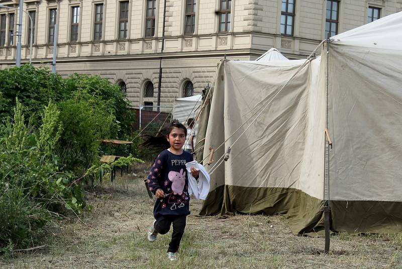 Romští uprchlíci z Ukrajiny se přesunuli na travnatou plochu za autobusovým nádražím u hotelu Grand. Dříve pobývali převážně v prostorách kolem brněnského hlavního nádraží.