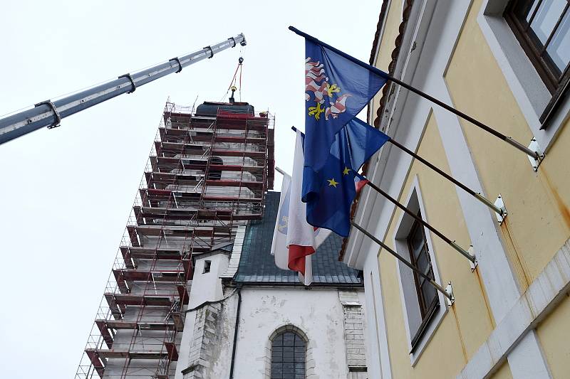 Opravovaný kostel v Doubravníku na Brněnsku.