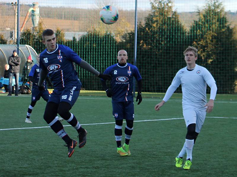 V prvním utkání v rámci zimní přípravy remizovali druholigoví fotbalisté SK Líšeň (modré dresy) s třetiligovým MFK Vyškov 1:1. Zápas se hrál na umělé trávě v Líšni.