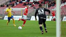 První zápas na domácím hřišti ve druhé lize odehráli fotbalisté Zbrojovky (v červeném) s Opavou.