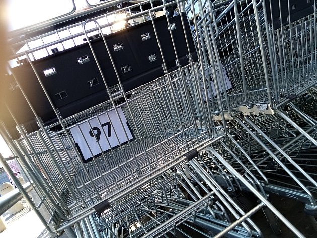 Nákupní vozíky mizely z prodejny v Novém Lískovci. Žena jich ukradla devatenáct