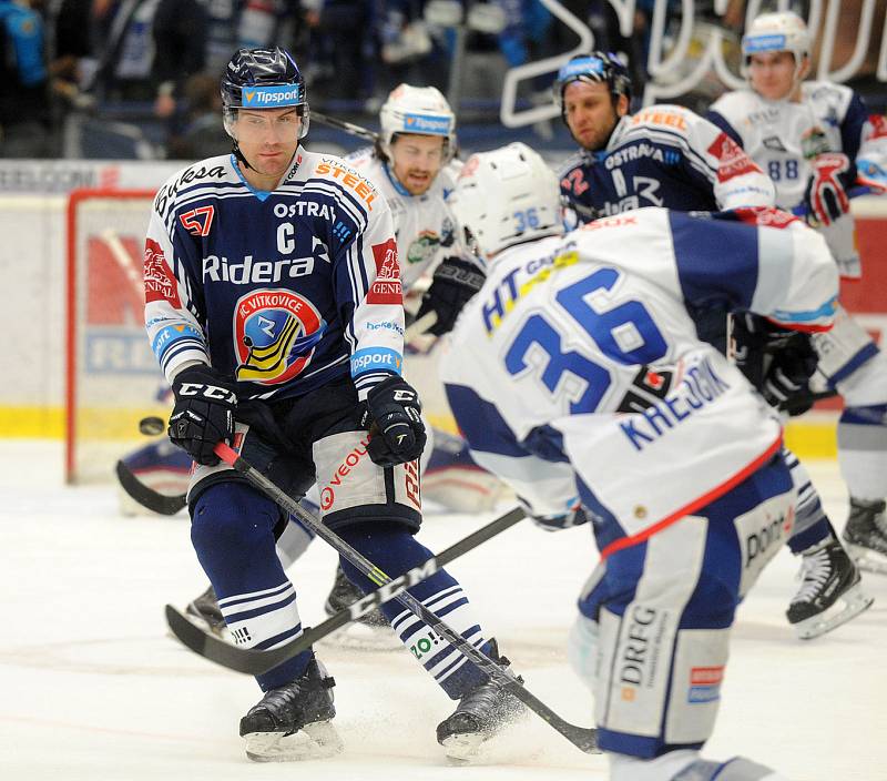 Hokejisté Komety Brno (v bílém) porazili Vítkovice i ve druhém čtvrtfinále, tentokrát 3:2 po řádné hrací době.