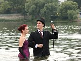 Ryby v Brněnské přehradě měly nečekané společníky. Vedle nich plavali britští elegánové. Přes rakoveckou zátoku se chtěli dostat, pro někoho možná trochu překvapivě, na pražskou burzu.