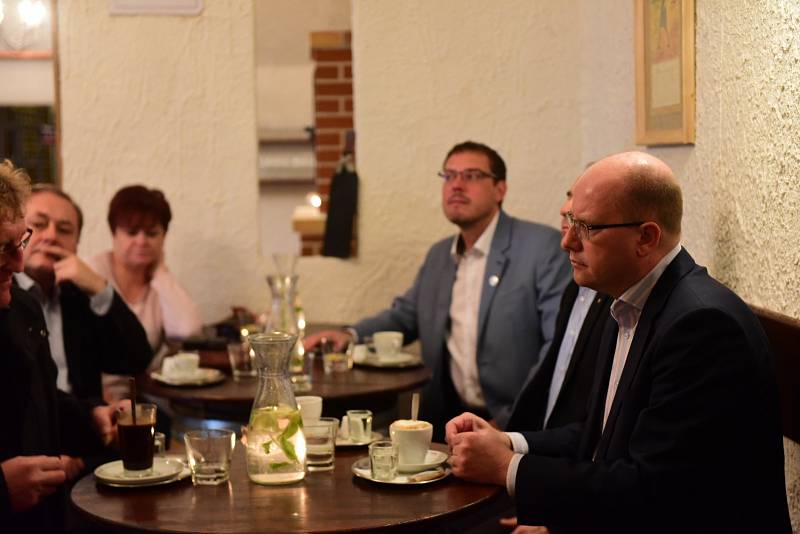 Lídři při debatě o nutnosti dopravních staveb na jižní Moravě. Většina se shodla, že to musí být priorita.