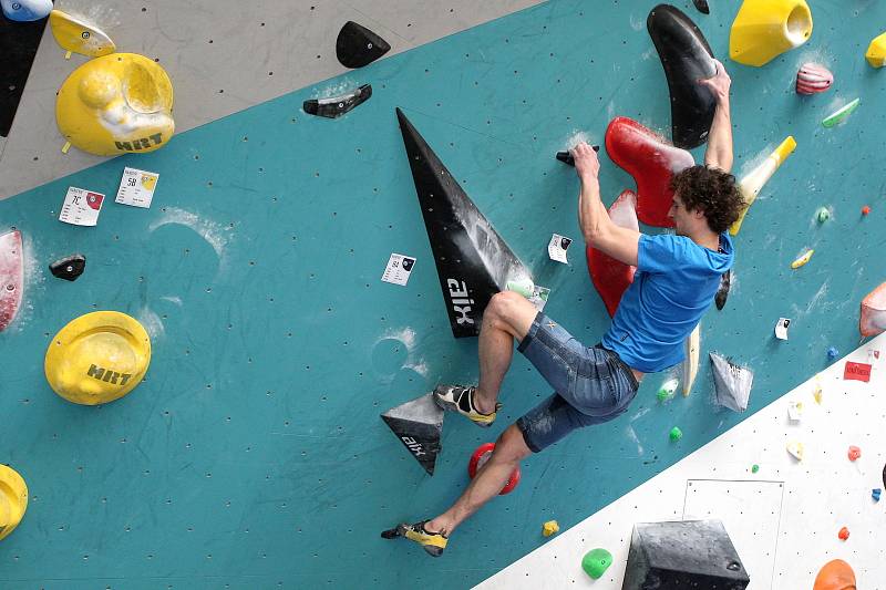 Brněnský lezec Adam Ondra patří ke špičce sportovního lezení.