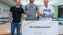 Za pacienty Dětské nemocnice v Brně zavítal šampion UFC Jiří Procházka a Gump - pes, který naučil lidi žít.