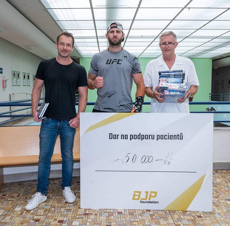 Za pacienty Dětské nemocnice v Brně zavítal šampion UFC Jiří Procházka a Gump - pes, který naučil lidi žít.