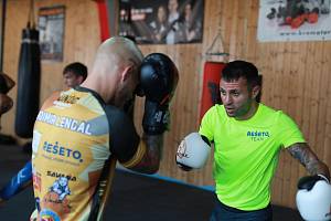 Vladimír Lengál (na snímku ve žlutém) a Radek Roušal patří do organizce Oktagon MMA.