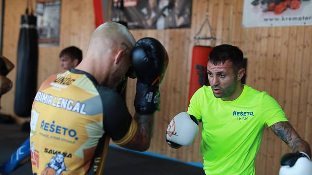 Vladimír Lengál (na snímku ve žlutém) a Radek Roušal patří do organizce Oktagon MMA.