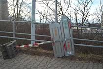 Dvojice mužů poškozovala dopravní značky a nabíhala na auta projíždějící přes třídu Generála Píky na severu Brna.