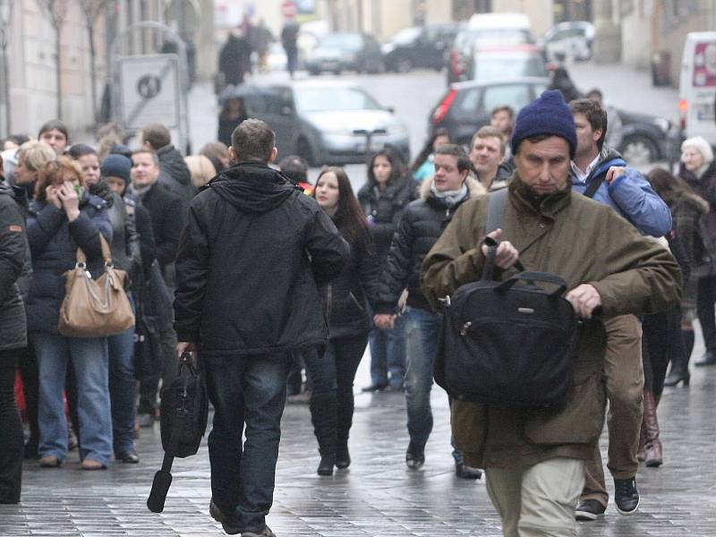 Vstupenky na brněnskou sérii sedmi koncertů písničkáře Jaromíra Nohavici v pondělí poprvé nabídla předprodejní místa v centru Brna. Zájem diváků je tradičně obrovský.