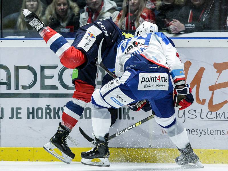 Hokejové utkání Tipsport extraligy v ledním hokeji mezi HC Dynamo Pardubice ( v modrém) HC Kometa Brno (v modrobílém) v pardudubické ČSOB pojišťovna ARENĚ.