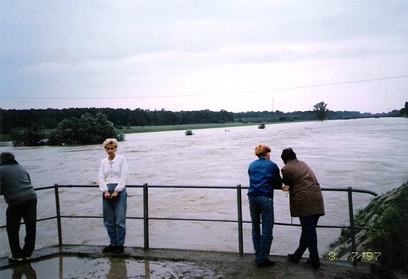 Rozvodněná Morava v Hodoníně u jezu a ve Veselí nad Moravou.