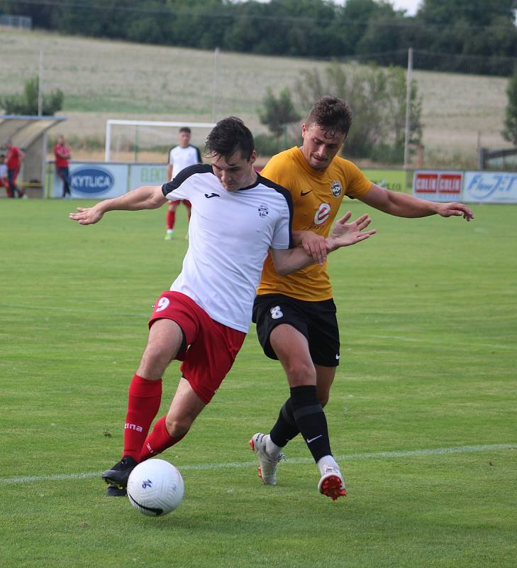 Fotbalisté Rosic (ve žlutém) porazili Frýdlant nad Ostravicí 5:1.