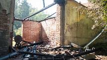 Hasiči bojovali s požárem v areálu Spáleného mlýna čtyři hodiny. Hořela střecha.