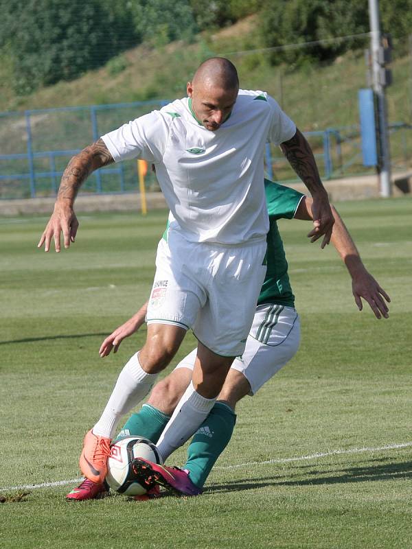 Co víc si na úvod divizního podzimu přát než souboj s tradičním rivalem. Úvodní derby divize zvládla líp Bystrc (v zeleném), díky chybám Bohunic (v bílém)