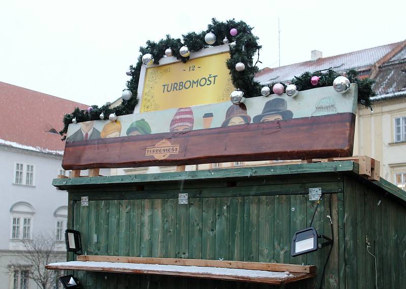 Jen několik posmutnělých stánků zůstává otevřených na brněnských vánočních trzích. Koronavirus hatí řadě trhovců plány také v letošním roce.