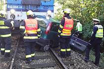 Osobní vlak srazil auto na železničním přejezdu v Ivančicích. Řidička vozu zemřela.