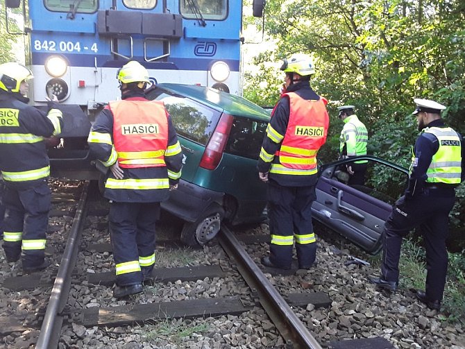 Osobní vlak srazil auto na železničním přejezdu v Ivančicích. Řidička vozu zemřela.