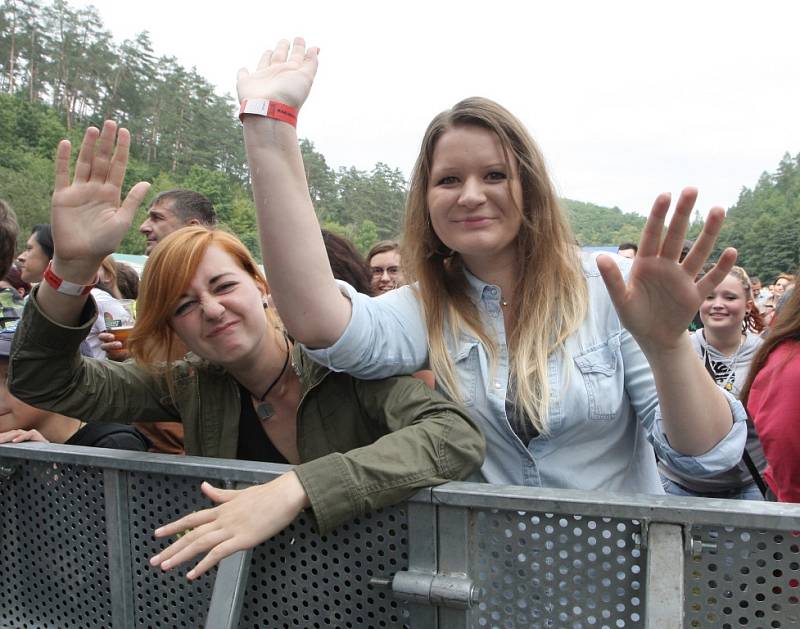 První ročník, velká očekávání. V areálu Mariánského údolí chtěli organizátoři sobotního festivalu Mariánské léto přivítat až pět tisíc lidí. Na koncerty Čechomoru, Davida Kollera či Mig 21 jich nakonec přišlo přes čtyři tisíce.