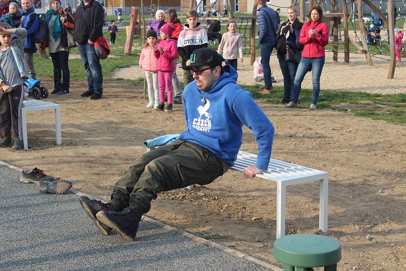 První workoutové hřiště pro handicapované se ve středu v Jundrově otevřelo Brňanům.