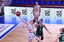Basketbalistky Žabin (v bílém) zdolaly Ostravu i potřetí a postoupily přes ni do semifinále play-off.