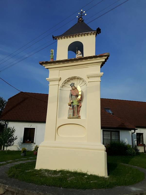 Boží muka tzv. Floriánek Jevišovice. Trojboká poklona byla kompletně zrestaurována. Barokní památka je pozoruhodná sochařskou výzdobou.