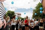 Studenti Gymnázia Hády zažívají dvojnásobné loučení. Kromě školního roku mávají i budově školy. Instituce se přesouvá na Mojmírovo náměstí v Králově Poli. Studenti se do větších prostor ve středu symbolicky přemístili historickou tramvají.