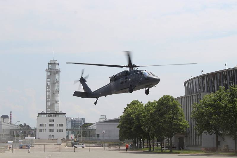 Na brněnském výstavišti přistál legendární vrtulník Black Hawk.