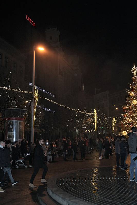 Bujaré oslavy odstartovaly v centru Brna již dlouho před půlnocí. S blížícím se přelomem roku však atmosféra vlivem ohňostrojů přímo zhoustla.