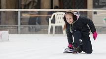 Poslední únorový den se přišli lidé na lední plochu kluziště pod Joštem utkat v žehlingu. Po vzoru curlingu posílali po ledě žehličky.