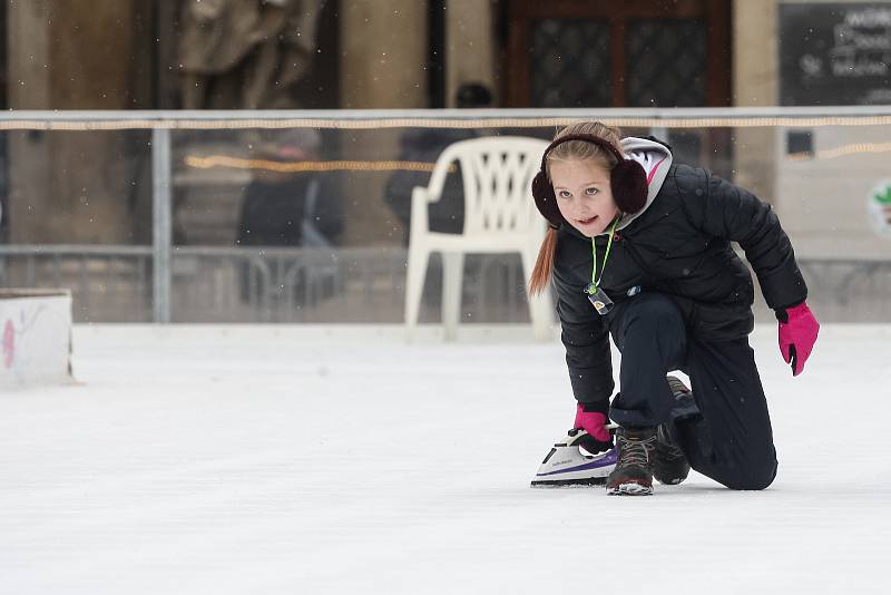 Poslední únorový den se přišli lidé na lední plochu kluziště pod Joštem utkat v žehlingu. Po vzoru curlingu posílali po ledě žehličky.