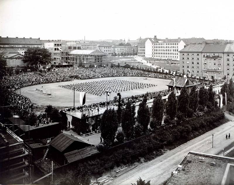 Sokolovna a společenské centrum Stadion má své kořeny v roce 1922. Budovu slavnostně otevřeli v roce 1929.