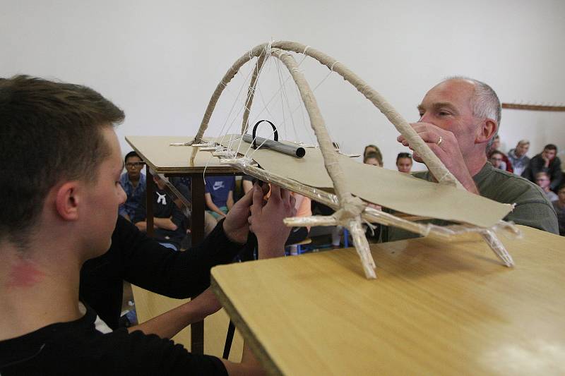 Vzdělávání na průmyslové škole stavební. Loni tam studenti testovali nosnost špejlových mostů.