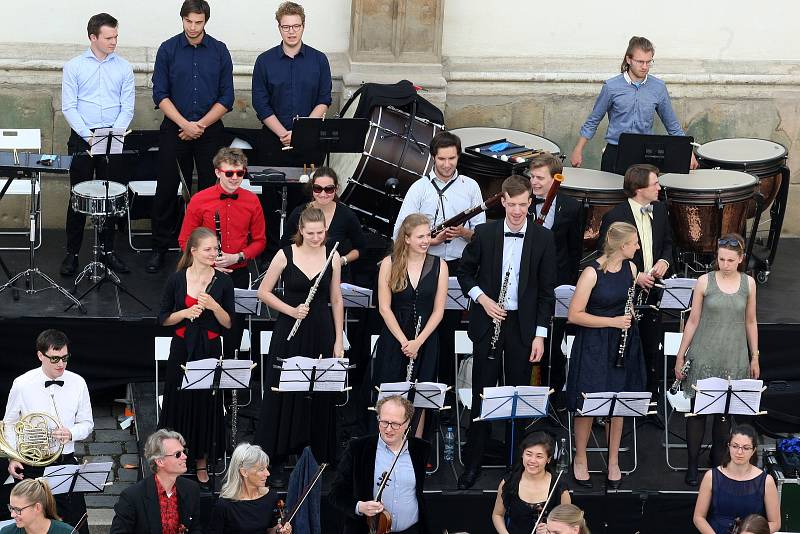 Studentský sbor a orchestr Technické univerzity z holandského Delftu Krashna Musika vystoupil na brněnském Jakubském náměstí.